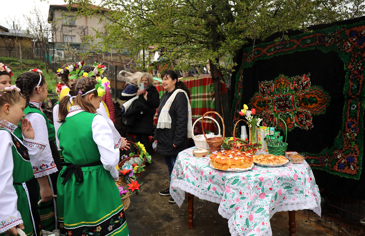 <p>На Лазаровден, малки лазарки в село Гара Бов обиколиха къщите за здраве.</p>