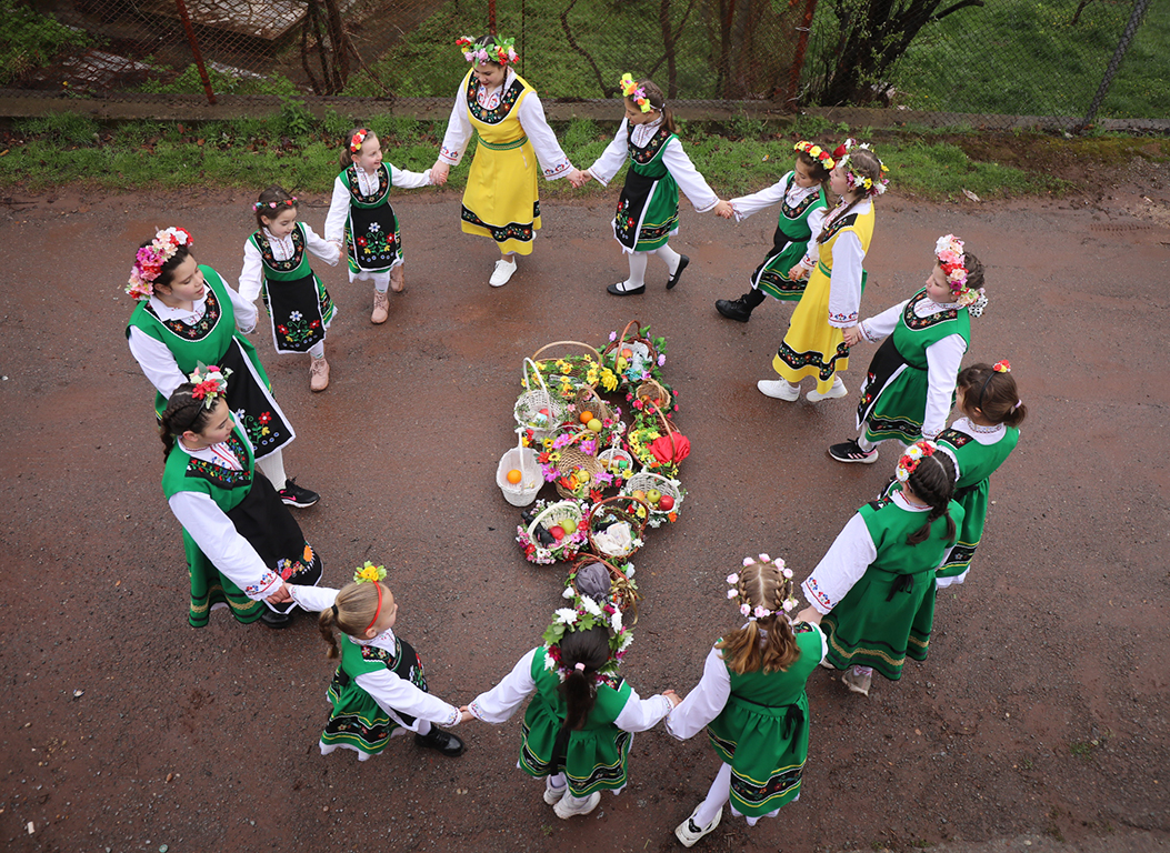 <p>На Лазаровден, малки лазарки в село Гара Бов обиколиха къщите за здраве.</p>