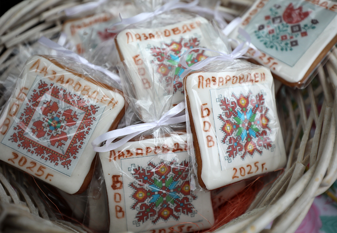 <p>На Лазаровден, малки лазарки в село Гара Бов обиколиха къщите за здраве.</p>