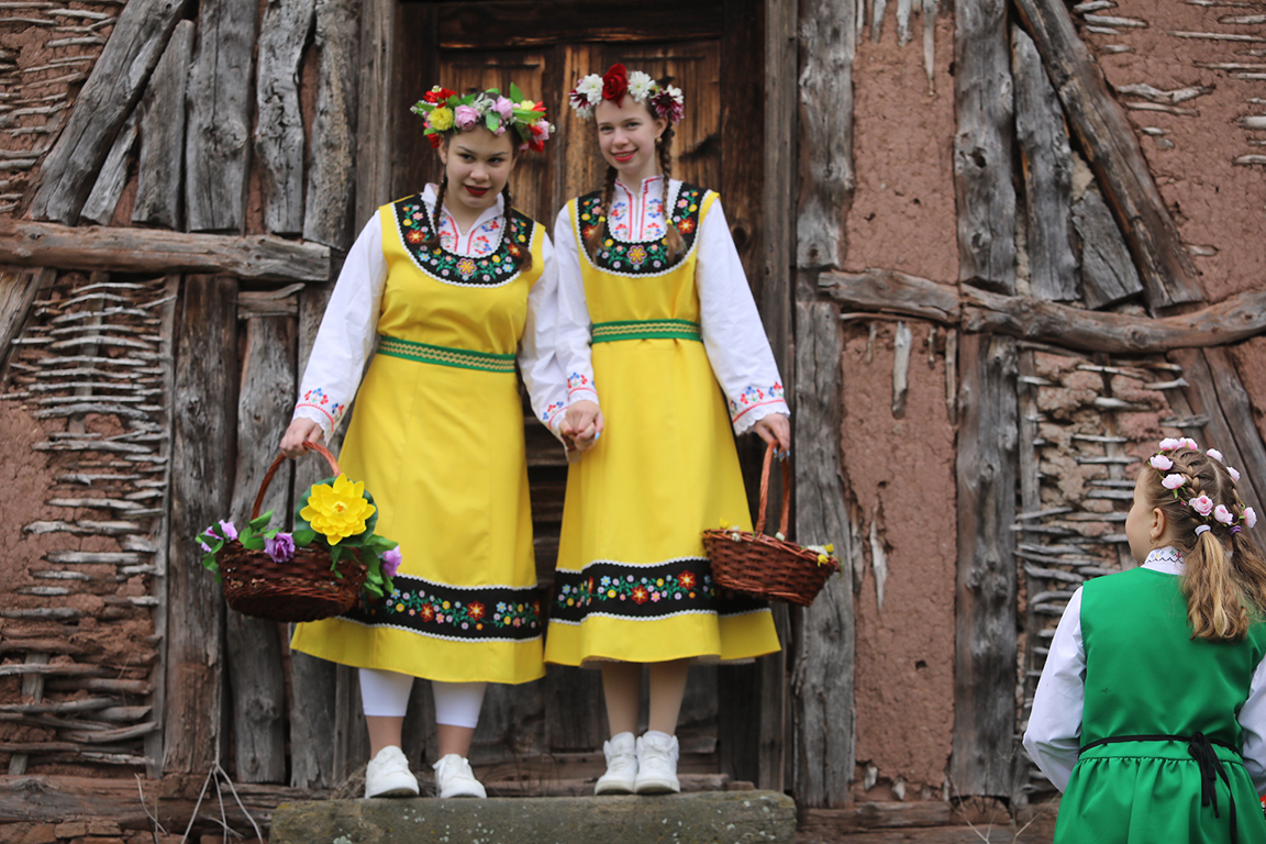 <p>На Лазаровден, малки лазарки в село Гара Бов обиколиха къщите за здраве.</p>