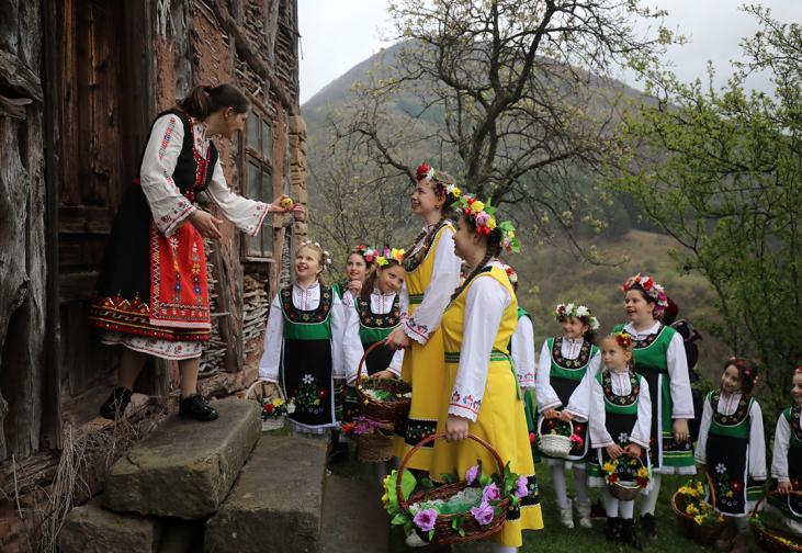 бов лазарки лазаровден цветница великден празник народен народни цветя яйца