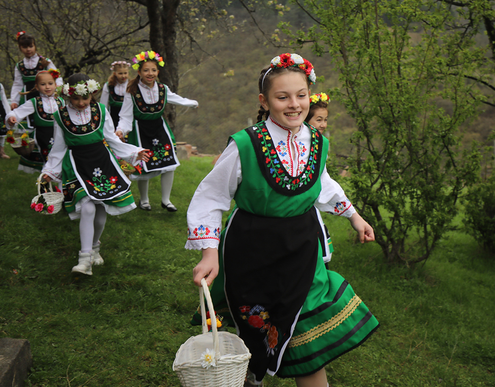 <p>На Лазаровден, малки лазарки в село Гара Бов обиколиха къщите за здраве.</p>