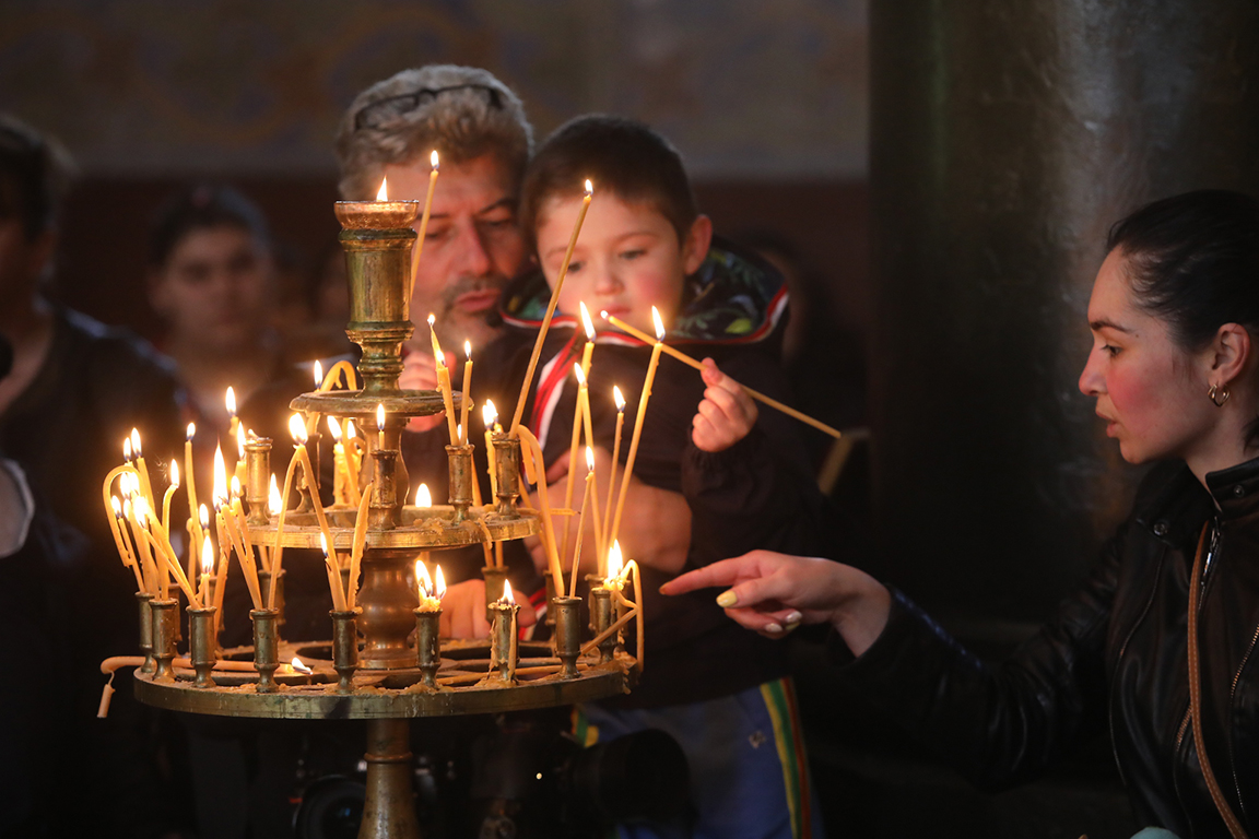 <p>Кумицата символично дава прошка на лазарките и това се счита за край на лазарския обред.</p>