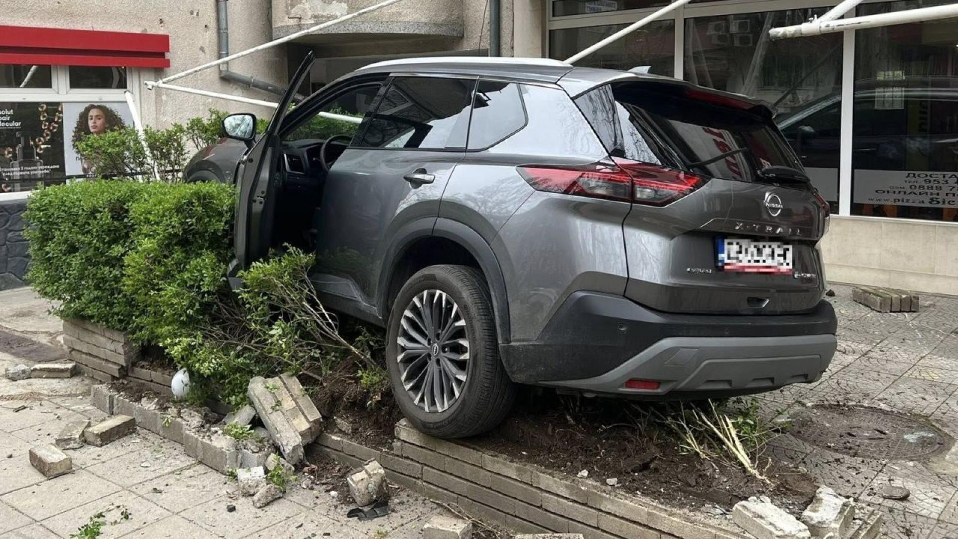 Кола се заби в градинка пред пицария в София Инцидентът