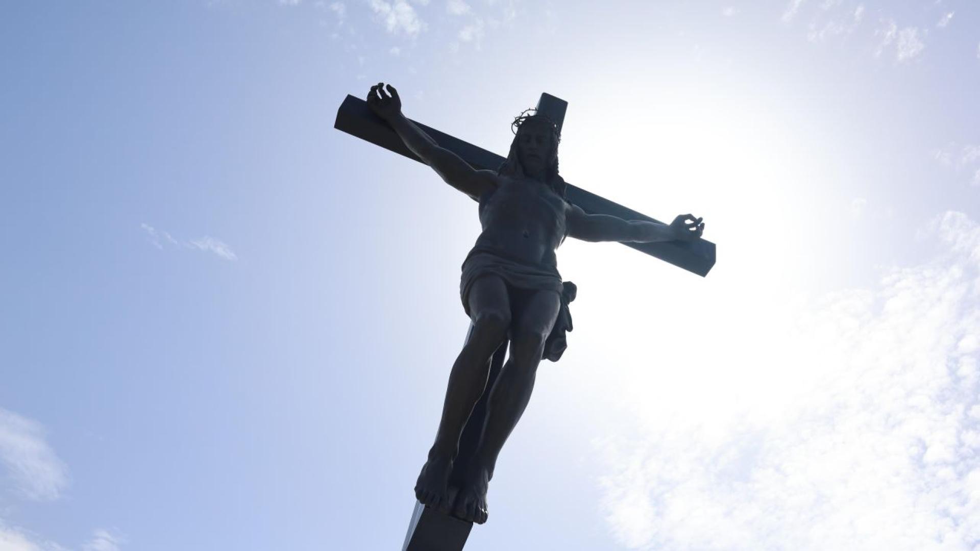 Огромен кръст с разпнат на него Исус Христос е поставен