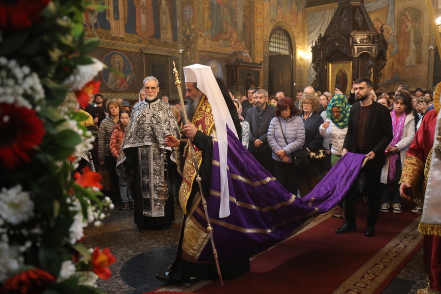 <p>На Велики петък: Богослужения за най-скръбния ден за християните в митрополитския храм &quot;Св. Неделя&quot;</p>