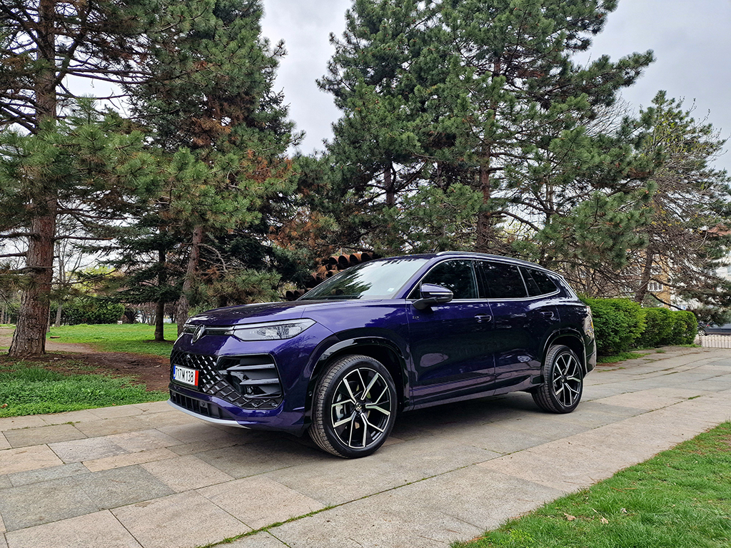 Когато си пристрастен към SUV, но нямаш 7-местен модел в гамата си това е проблем. Него Volkswagen решава с Tayron, който предлага опция за две допълнителни места и възможност за ползване на данъчен кредит у нас