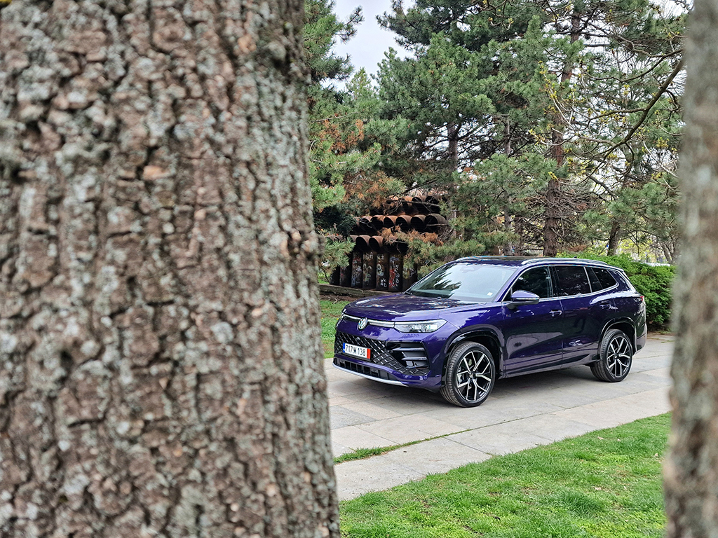 Когато си пристрастен към SUV, но нямаш 7-местен модел в гамата си това е проблем. Него Volkswagen решава с Tayron, който предлага опция за две допълнителни места и възможност за ползване на данъчен кредит у нас