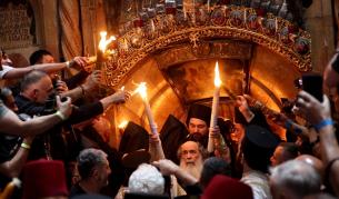 Благодатният огън от Йерусалим пристигна в България