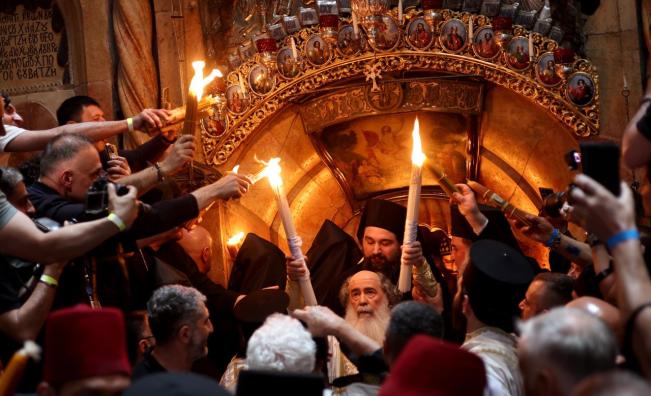 Благодатният огън от Йерусалим пристигна в България