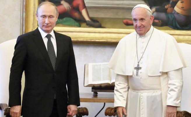 Защо Владимир Путин няма да отиде на погребението на папа Франциск