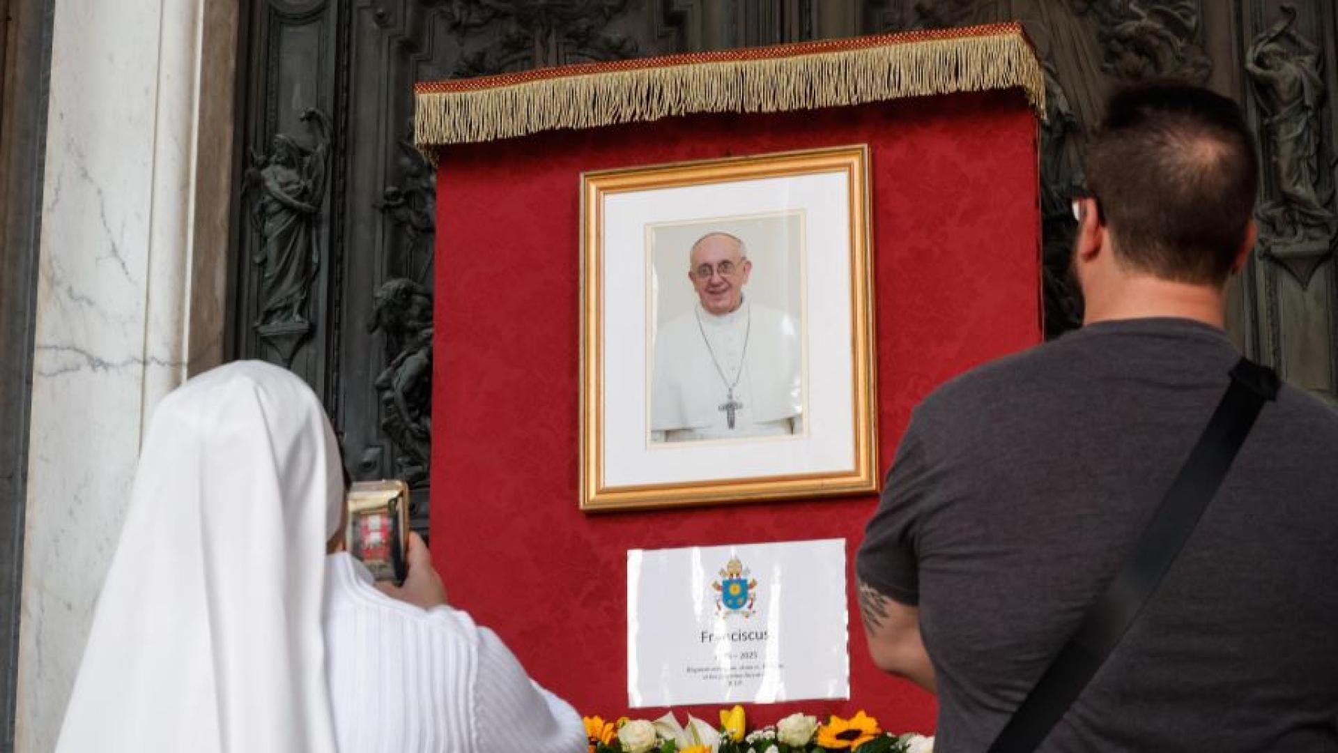 За втори пореден ден стотици хиляди вярващи се стичат към