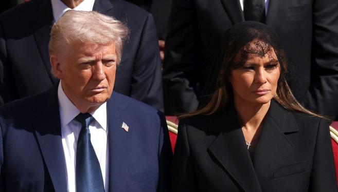  Рамо до рамо пред вечността: Тръмп и Мелания на погребението на папа Франциск 