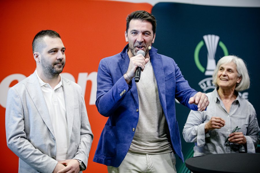 Представяне на трофеите на Лига Европа и Лигата на конференциите1