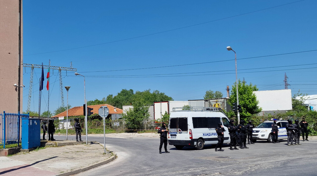 <p>Акция на Главна дирекция &bdquo;Борба с организираната престъпност&ldquo; (ГДБОП) се провежда в териториалната дирекция на Агенция &bdquo;Митници&ldquo; в Пловдив, видя репортер на БТА. Десетки служители на реда са пред входовете на сградата на митницата и не допускат в нея да влязат нито тежкотоварни автомобили за проверка, нито представители на фирми, чиито камиони са задържани вътре в митницата. Към момента тирове са паркирали на &quot;Кукленско шосе&quot; в града и трафикът е затруднен.</p>