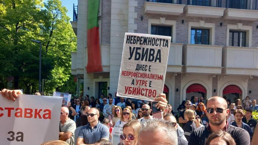 Близки на 6-годишния Ангел щурмуваха...