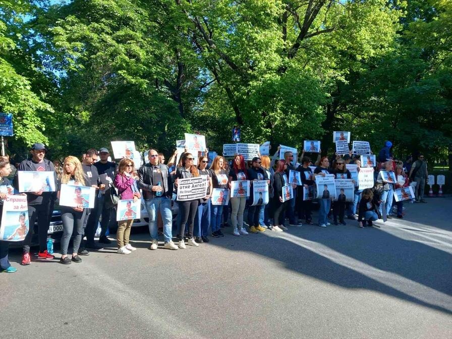 <p>Близки на 6-годишния Ангел щурмуваха клиниката, в която детето почина</p>