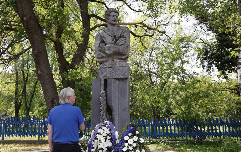 Поднасяне на венци на паметника на Гунди1
