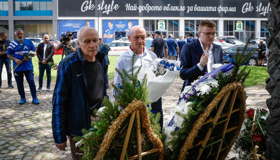 Поднасяне на венци на паметника на Гунди1