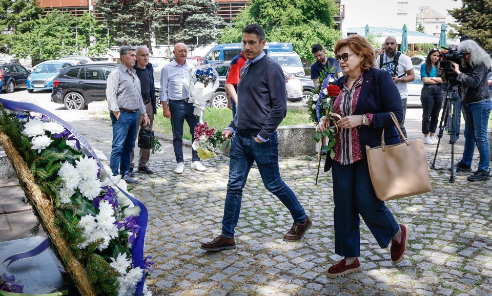 Поднасяне на венци на паметника на Гунди1