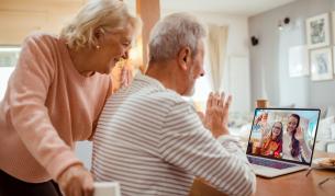Връзка от разстояние и примиряване със смъртта: Спомени от Skype