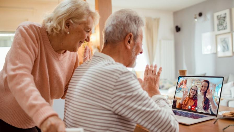 Връзка от разстояние и примиряване със смъртта: Спомени от Skype