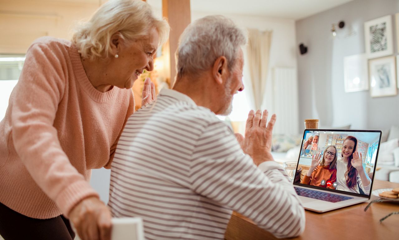 Връзка от разстояние и примиряване със смъртта: Спомени от Skype