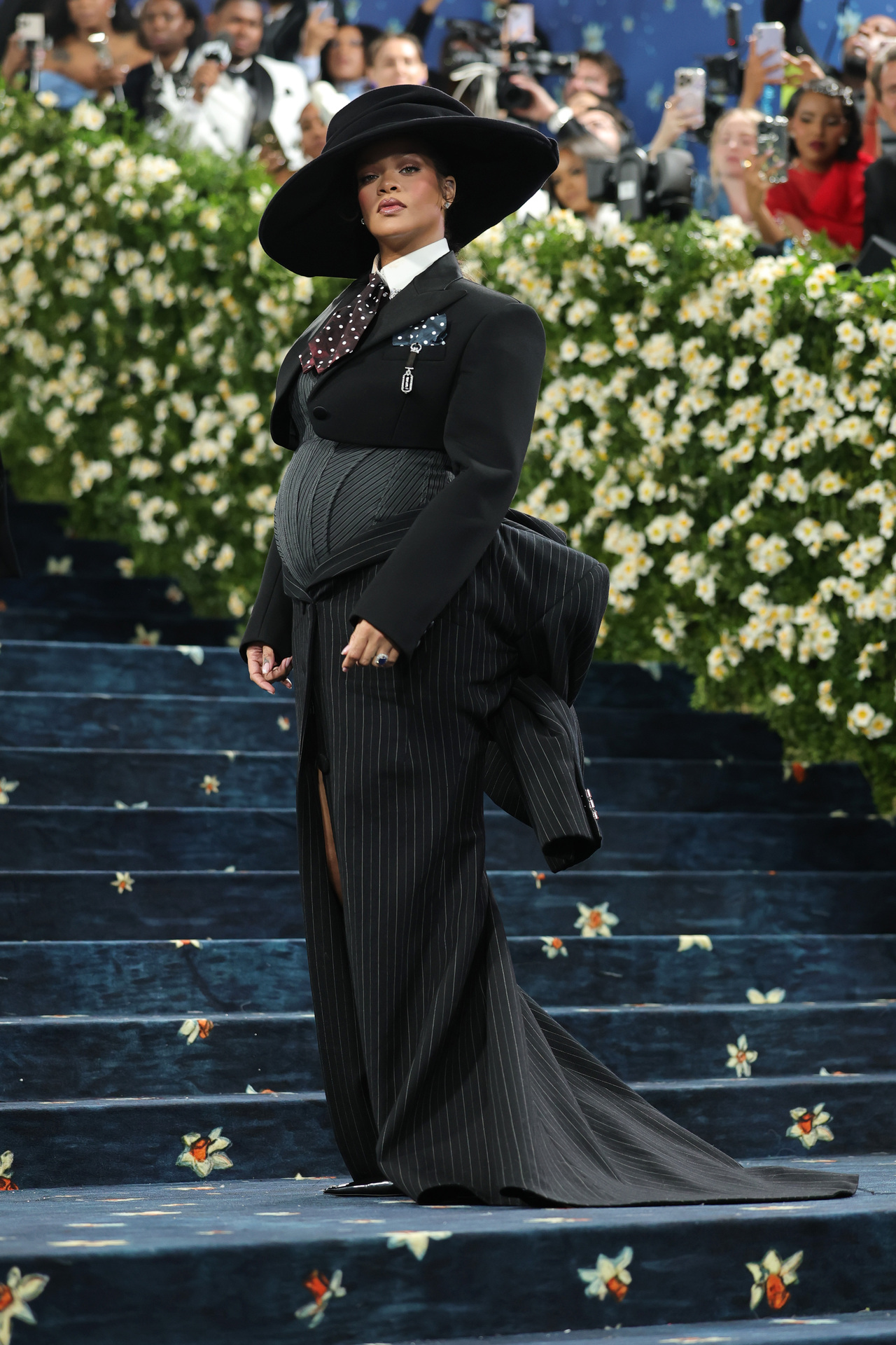 <p>Риана и A$AP Rocky обявиха, че очакват третото си дете по време на Met Gala.</p>
