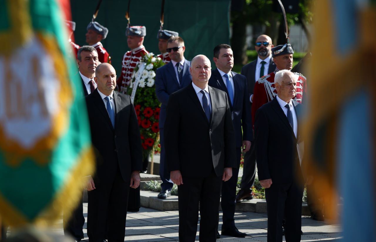 <p>Водосвет на бойните знамена и знамената светини на Българската армия се провежда пред Паметника на незнайния войн по повод 6 май</p>
