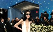 Вера Уанг срази червения килим на Met Gala 2025 с дръзка визия и нова прическа
