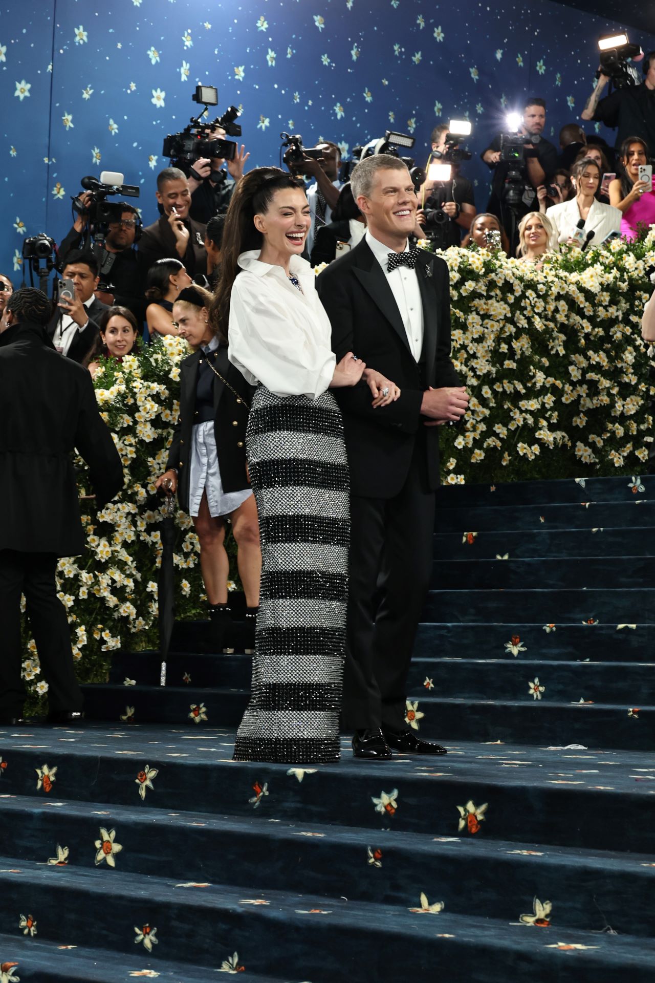 <p>Ан Хатауей носеше непринуден тоалет на Carolina Herrera, с който според нея е почетен покойният Андре Леон Тали.</p>