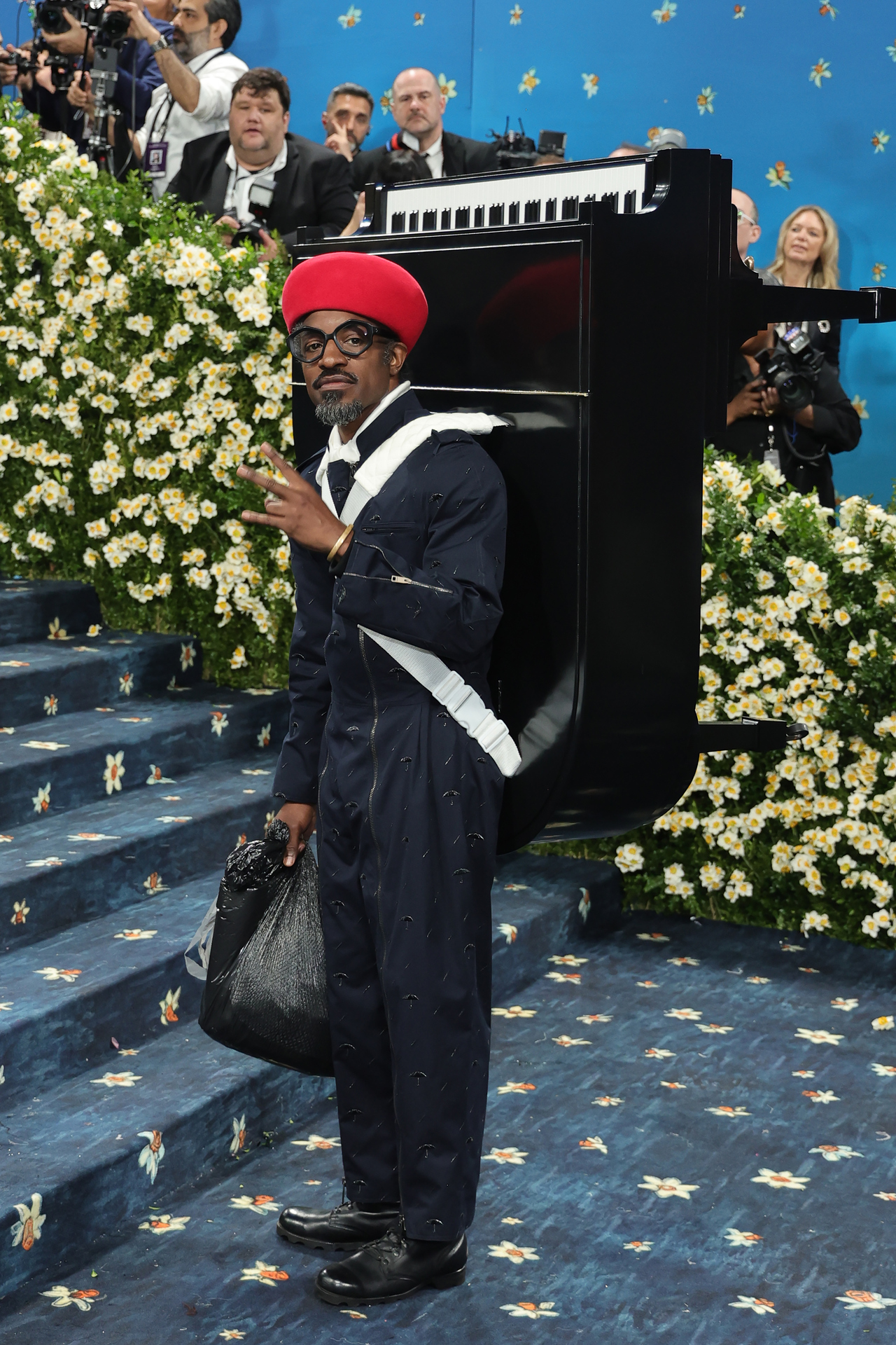 <p>Andr&eacute; 3000 се появи с роял на гърба си на Met Gala 2025</p>