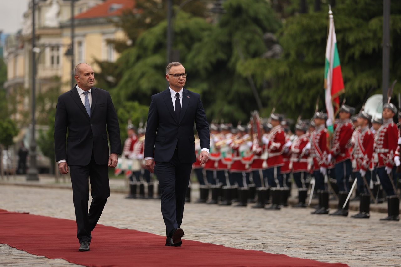 <p>Президентът Румен Радев и съпругата му Десислава Радева посрещнаха полския президент Анджей Дуда и съпругата му Агата Корнхаузер-Дуда на официална церемония на площад &bdquo;Св. Александър Невски&ldquo; в София.</p>