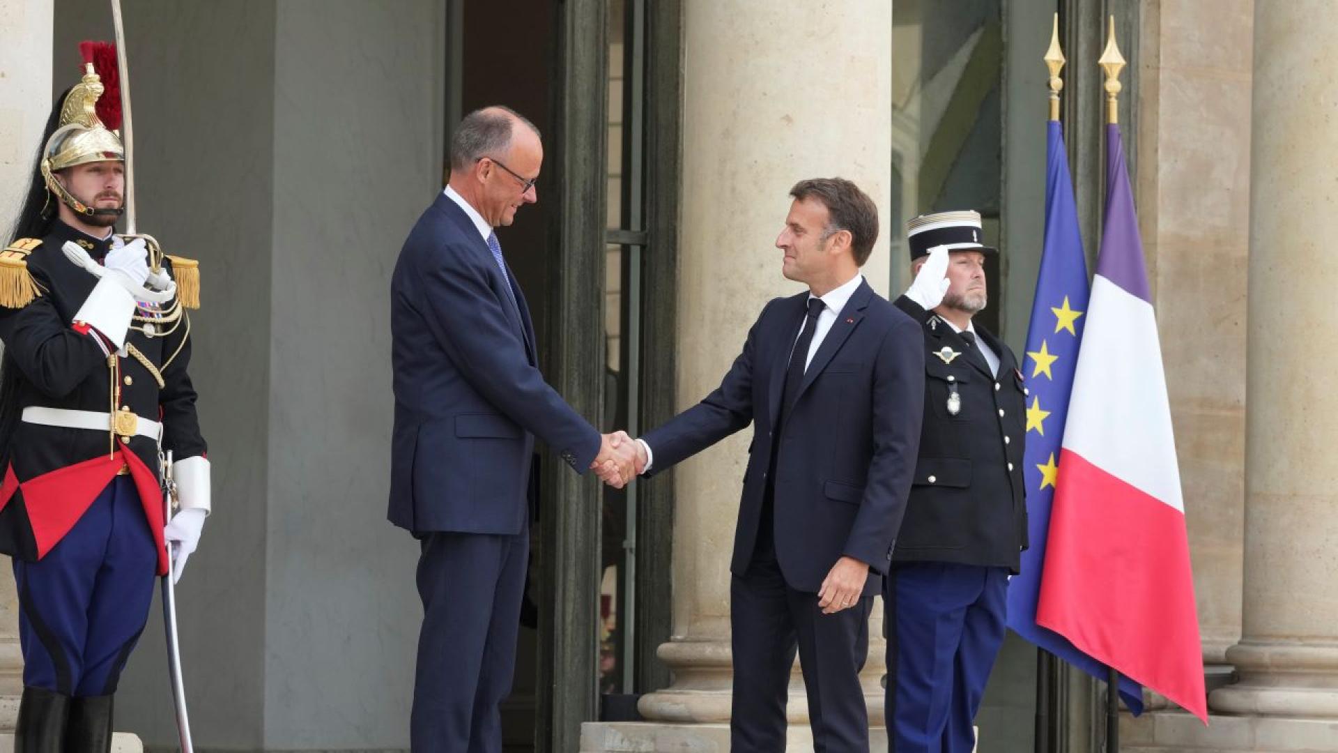 Новият германски канцлер Фридрих Мерц пристигна в Париж където се