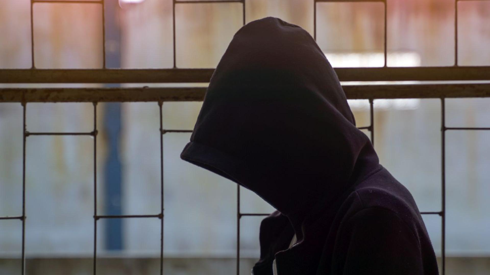 Черни дрехи качулки анцузи над глезените и скъпи маратонки момчета