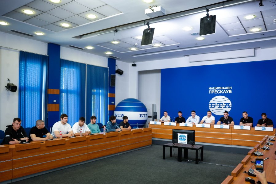 Пресконференция на Кирил Милов Семен Новиков и борци от класическия1