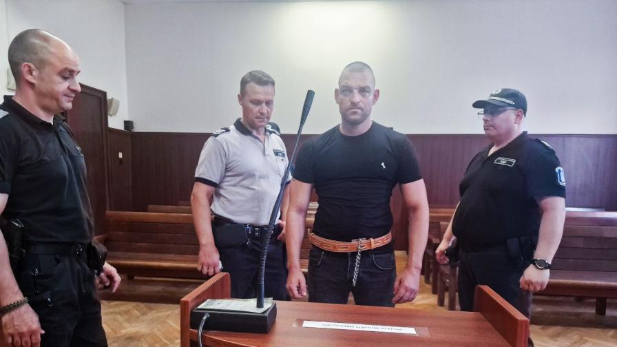 Окръжният съд в Хасково наложи мярка „задържане под стража“ на 34-годишният Калоян Карагьозов. Той е с обвинение за убийство по непредпазливост вследствие на умишлено нанесени средни телесни повреди на 51-годишния Младен Иванов