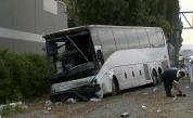 <p>Автобус се вряза в аварирал автомобил – пламъци, жертва и 32 ранени</p>