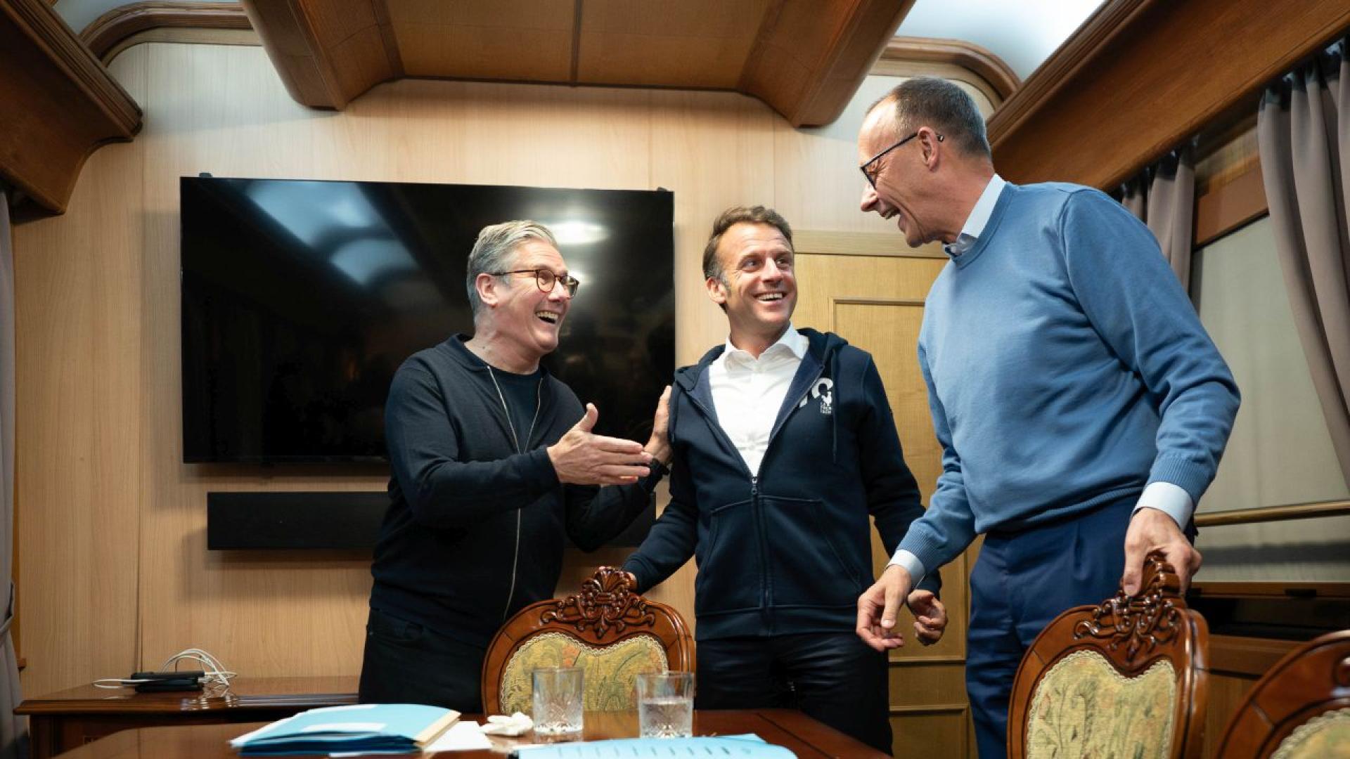 Офисът на президента Еманюел Макрон обвини враговете на Франция в