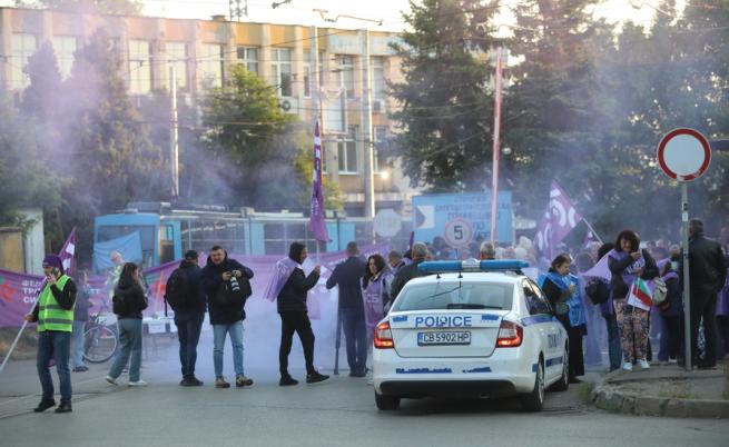София под блокада: Протест спря движението на градския транспорт в столицата (СНИМКИ/ВИДЕО)