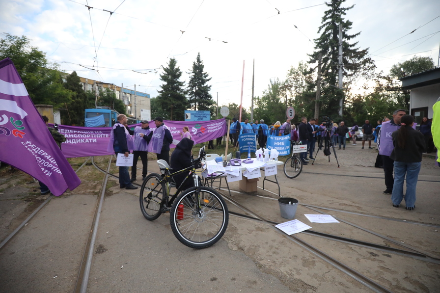 Протест спря движението на градския транспорт в София