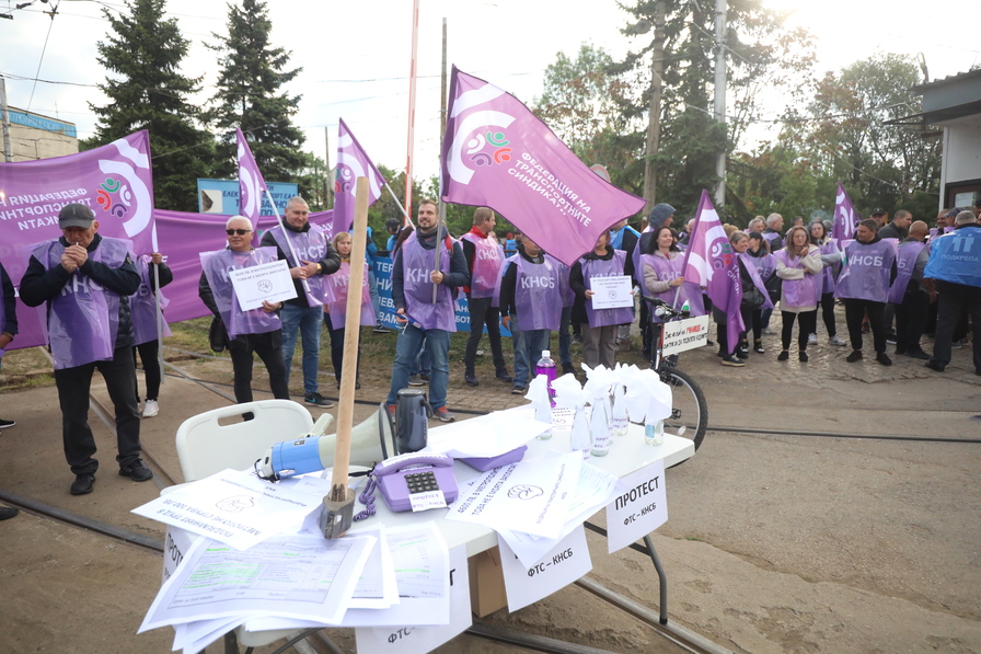 Протест спря движението на градския транспорт в София