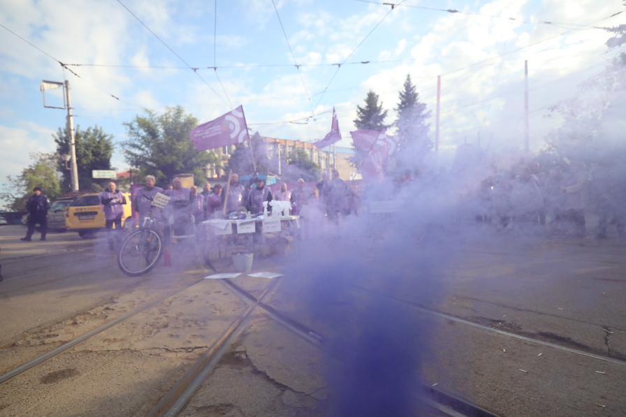 Протест спря движението на градския транспорт в София