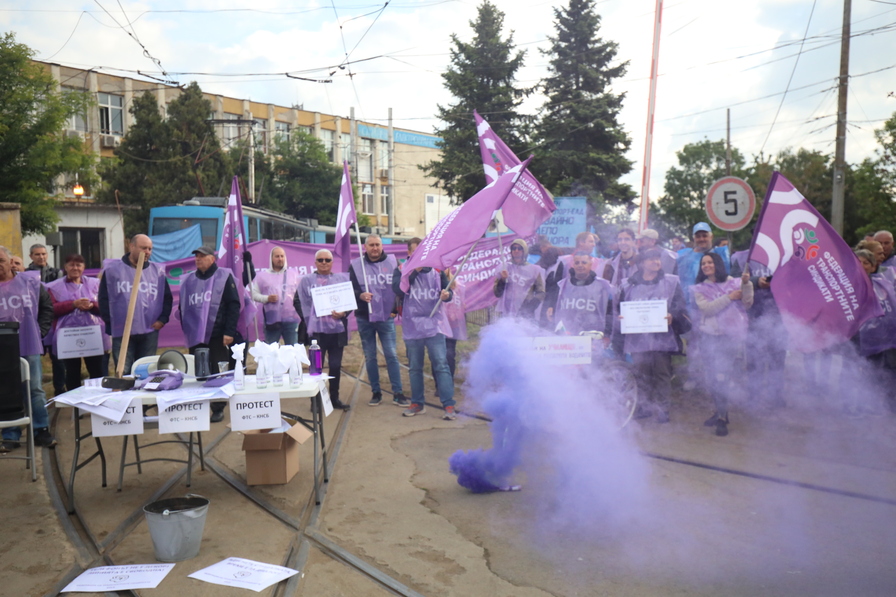 Протест спря движението на градския транспорт в София