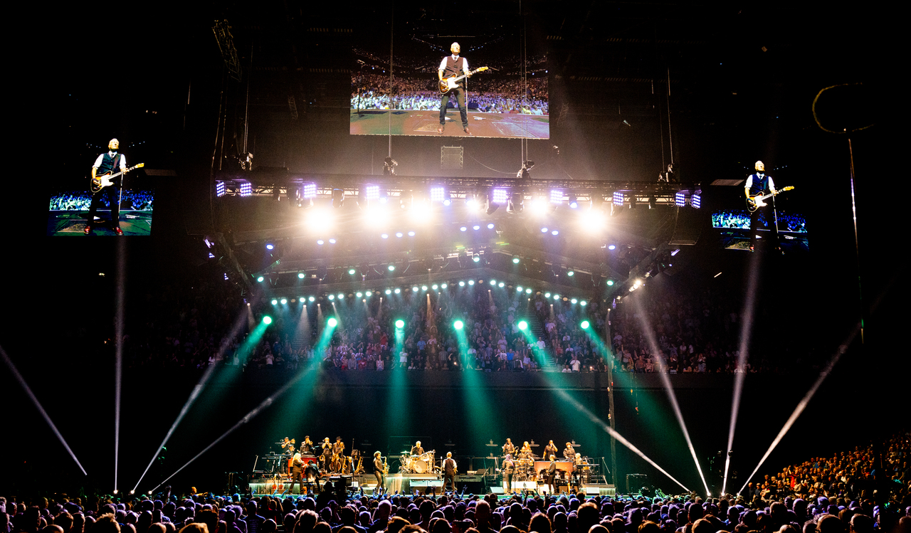 <p>Брус Спрингстийн в светлината на прожекторите в Англия.</p>