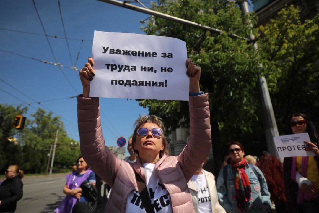 <p>Работещите в Българското национално радио, Българската национална телевизия и Българската телеграфна агенция излязоха на протест с искане за увеличение на заплатите от минимум 15%.</p>