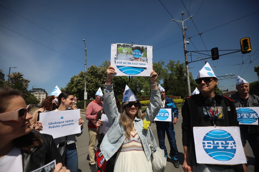 <p>Работещите в Българското национално радио, Българската национална телевизия и Българската телеграфна агенция излязоха на протест с искане за увеличение на заплатите от минимум 15%.</p>