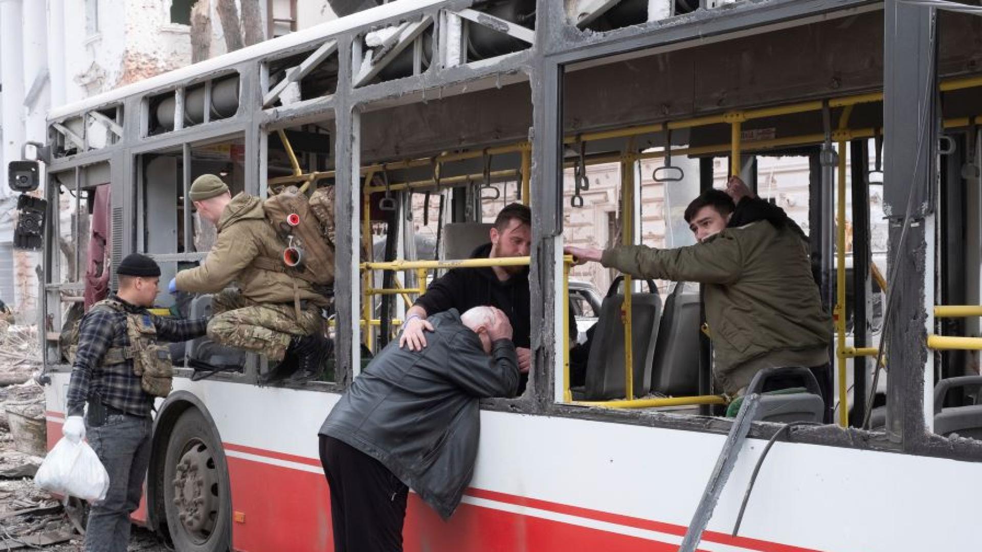 При руски удар по микробус с цивилни в Северна Украйна