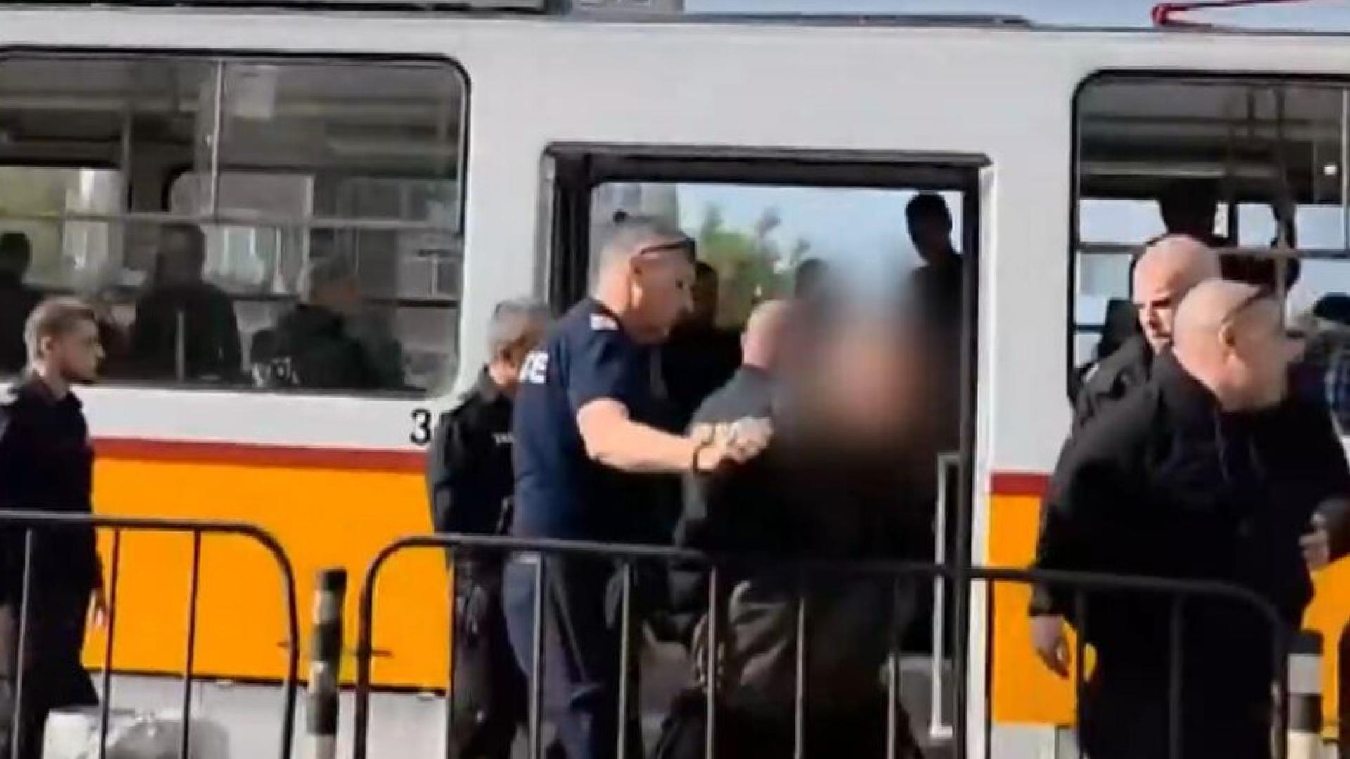 Крясъци удари и кръв в столичния трамвай №11 Трима ученици