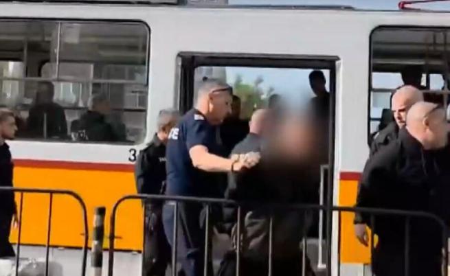Брутално нападение над ученици посред бял ден в столичен трамвай